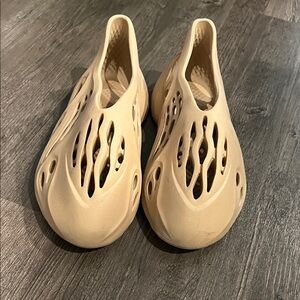 Yeezy Foam Runner in Tan